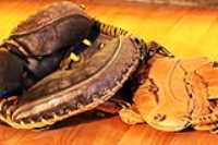 baseball_gloves